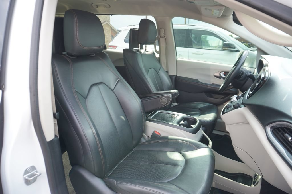 Used 2020 Chrysler Pacifica Touring-L Plus w/ Tire & Wheel Group FWD image 10