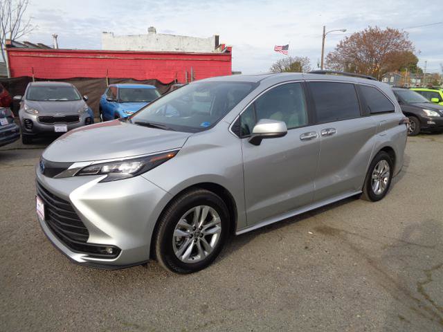 Used 2025 Toyota Sienna XLE w/ XLE Plus Package image 4