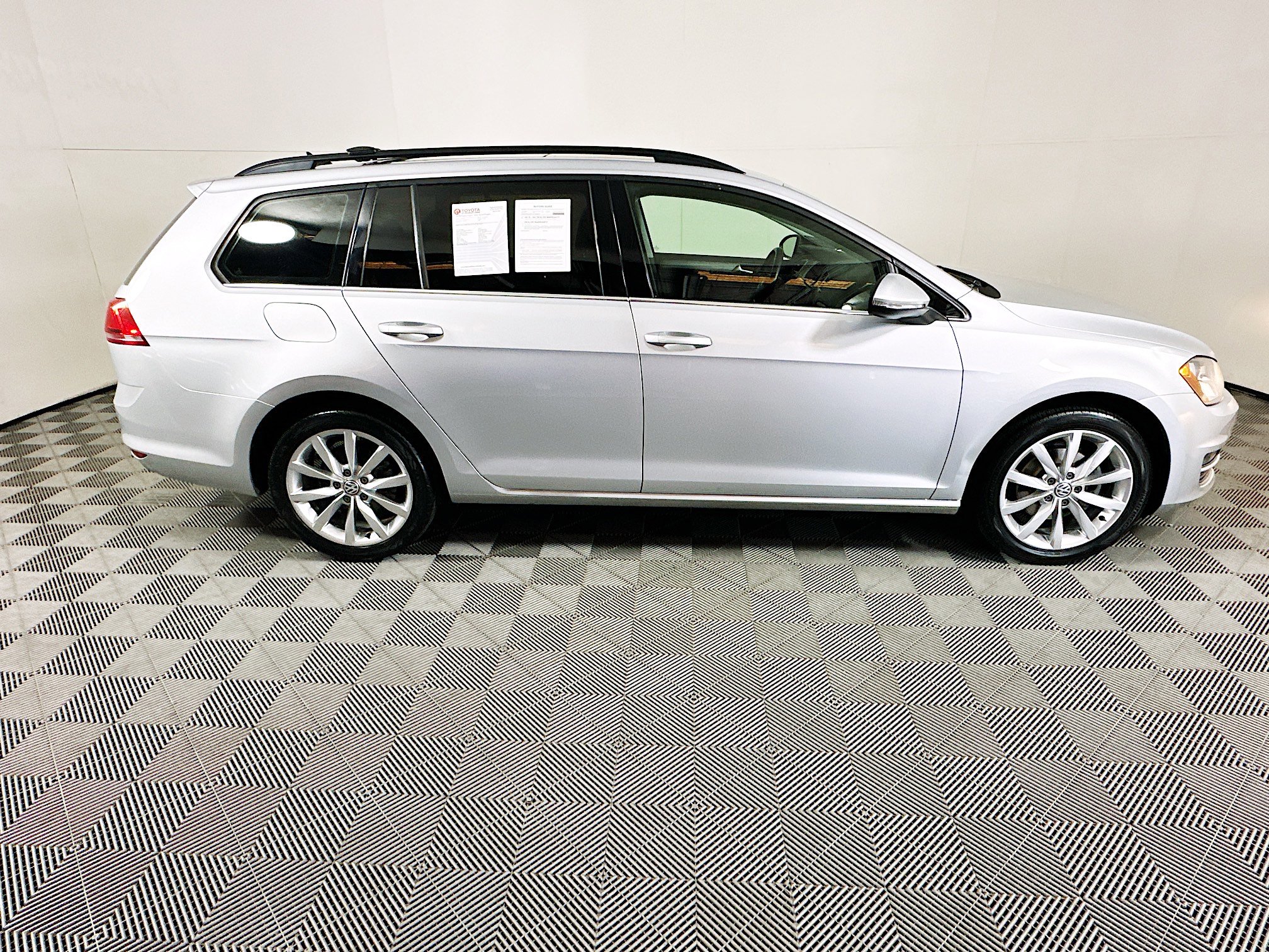 Used 2016 Volkswagen Golf SE FWD image 2