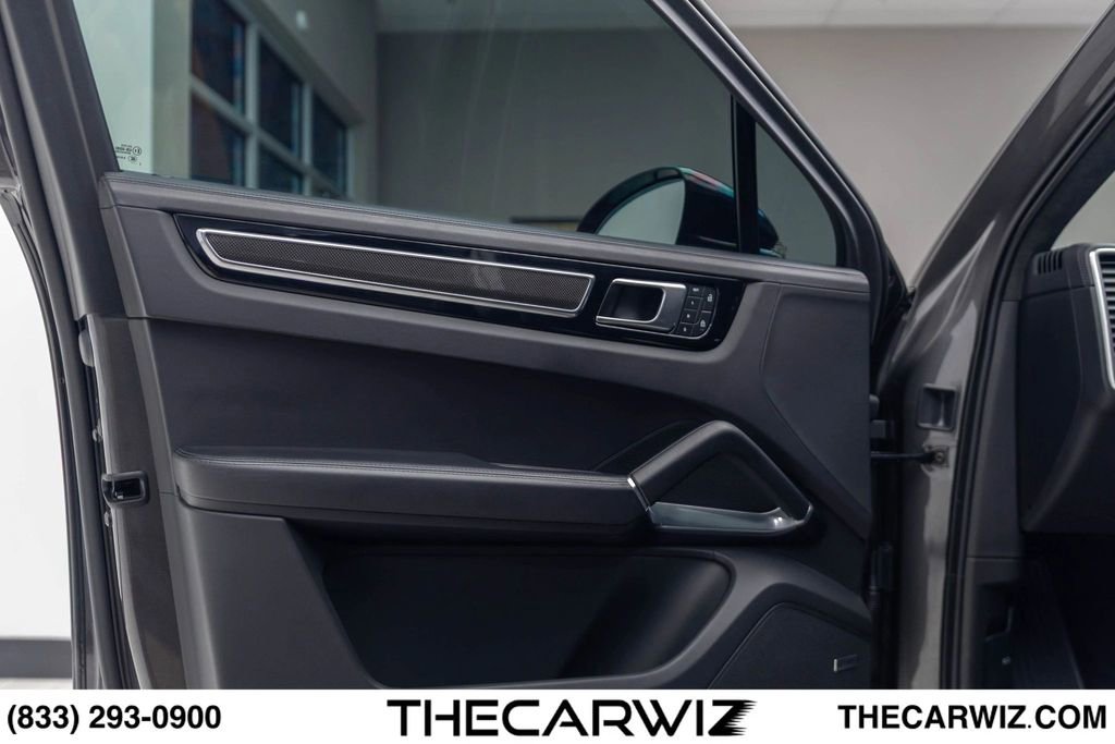 Used 2023 Porsche Cayenne Turbo AWD/4WD image 32
