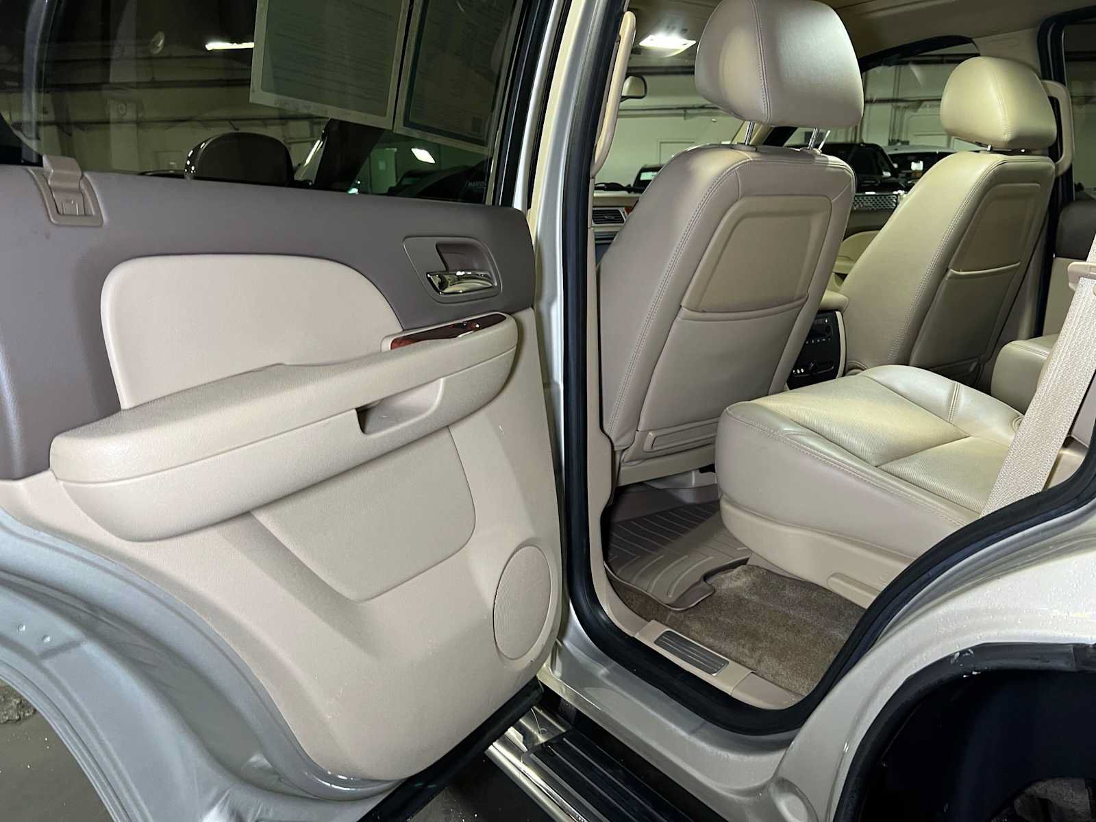 Used 2014 Chevrolet Tahoe LTZ AWD/4WD image 17