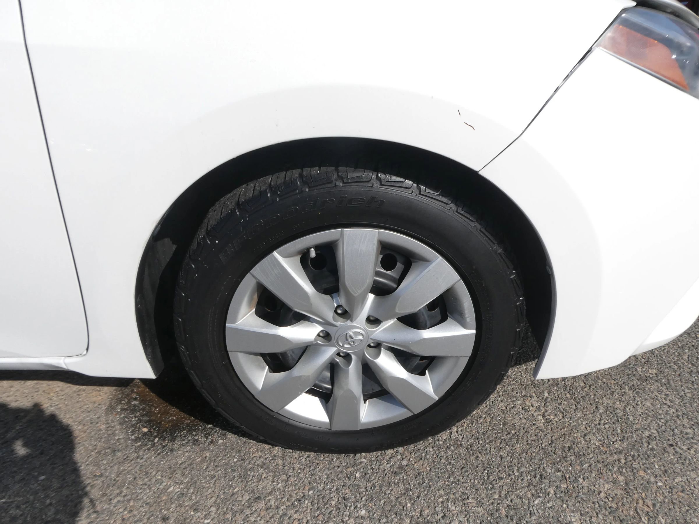 Used 2014 Toyota Corolla LE FWD image 29