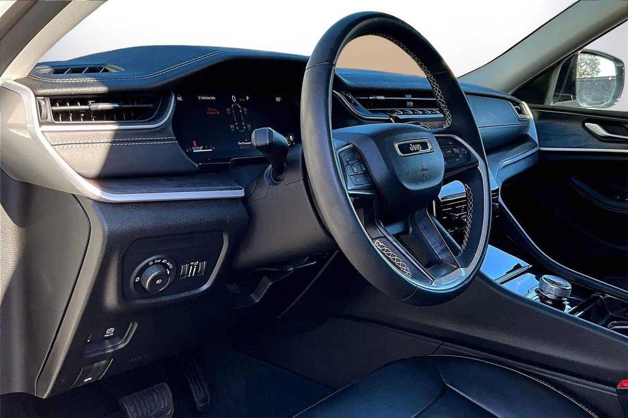 Used 2023 Jeep Grand Cherokee L Limited w/ Black Appearance Package image 18
