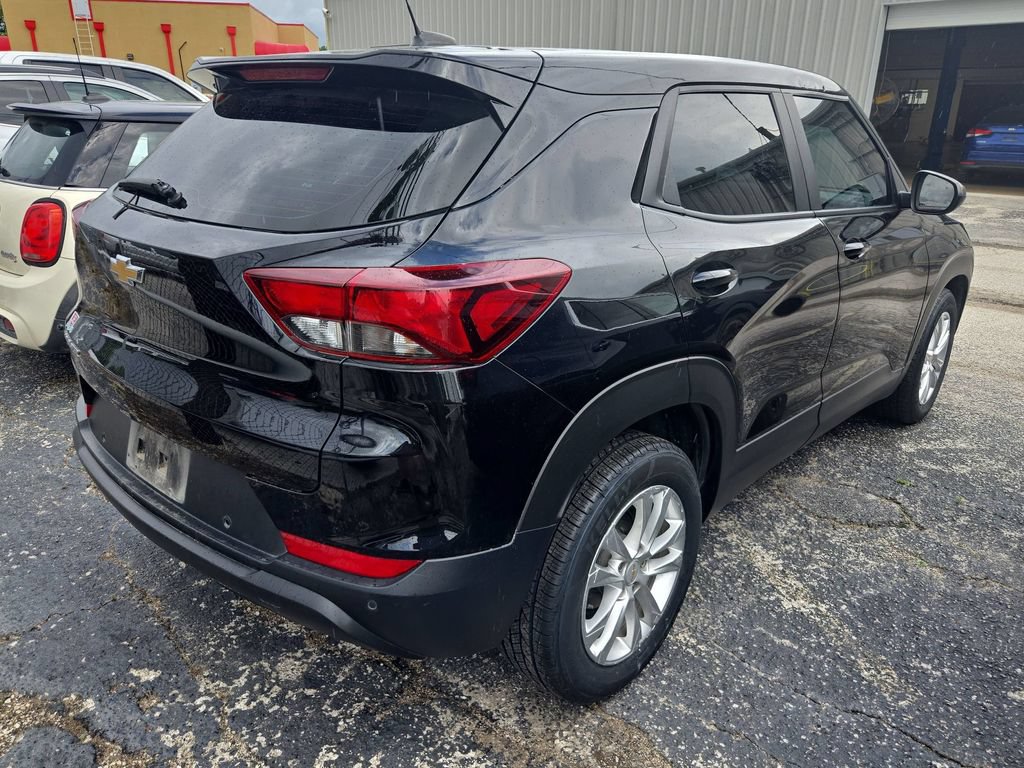 Used 2023 Chevrolet TrailBlazer LS FWD image 2