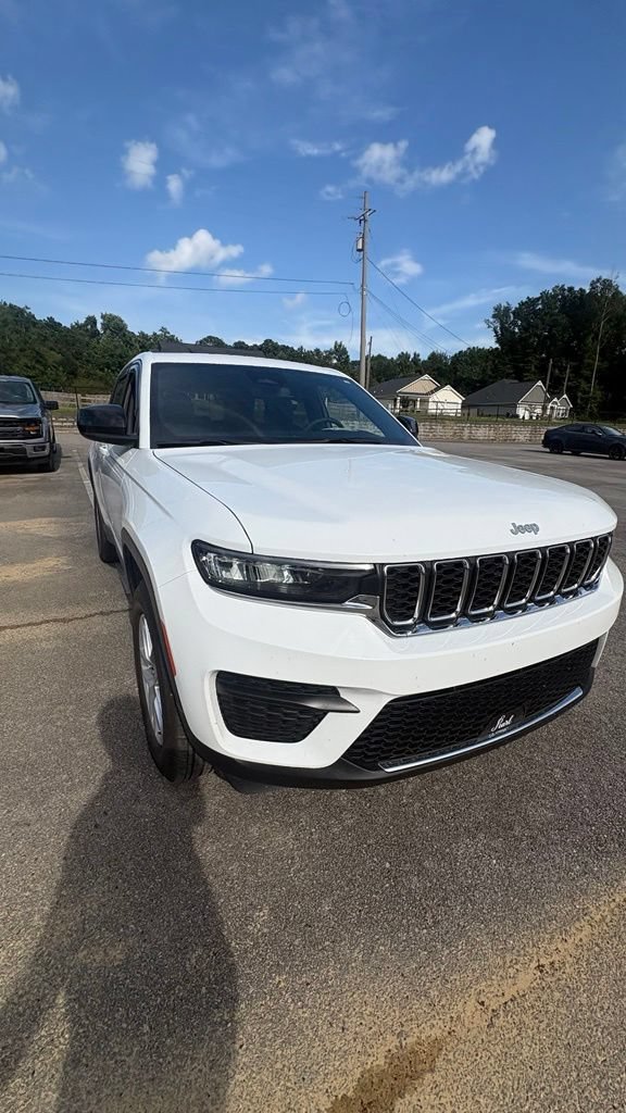 Used 2024 Jeep Grand Cherokee Laredo X w/ Luxury Tech Group I RWD image 4