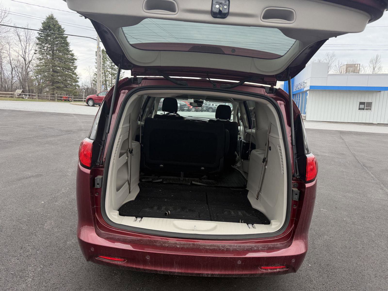 Used 2021 Chrysler Voyager L FWD image 17