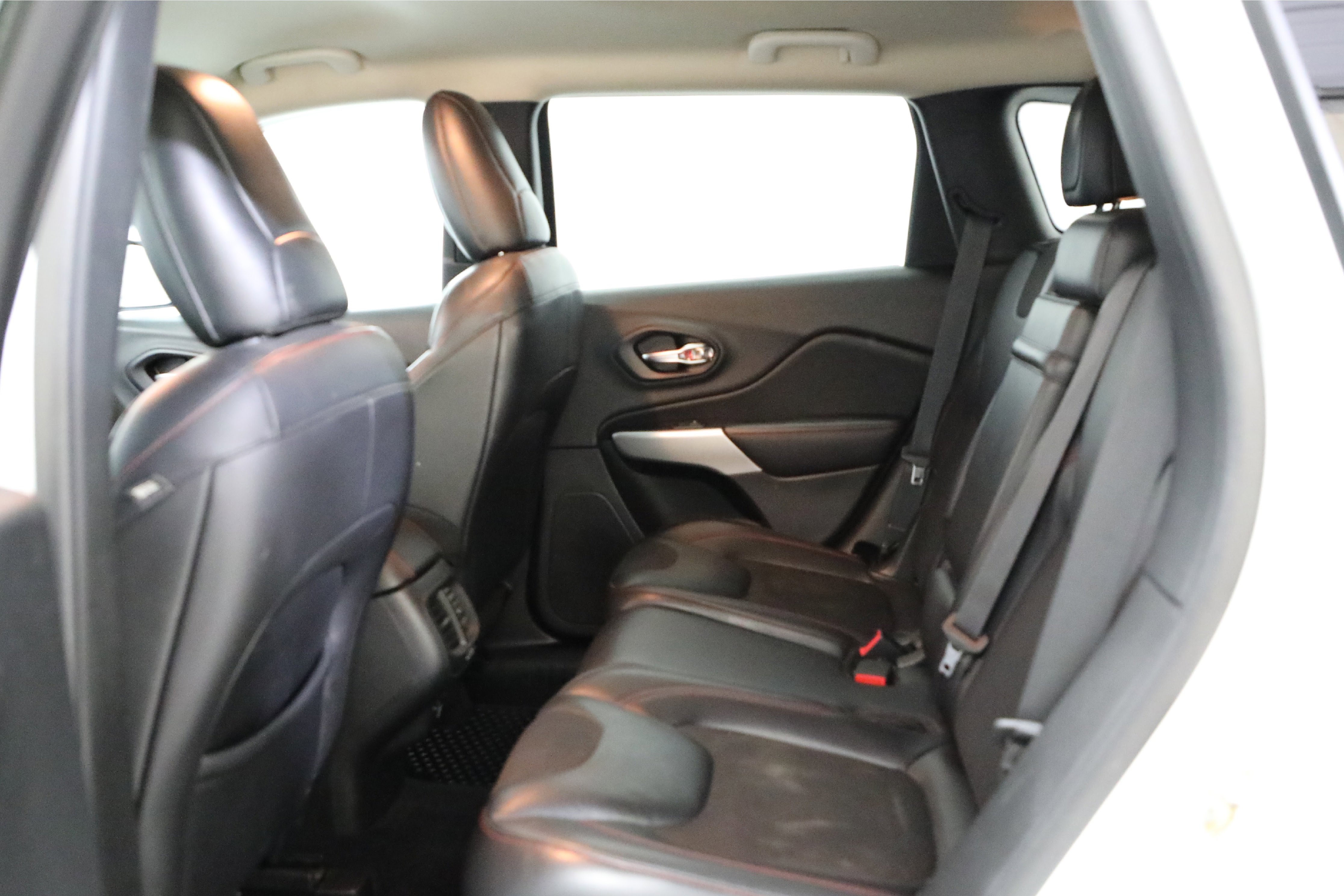 Used 2017 Jeep Cherokee Trailhawk w/ Cold Weather Group image 14