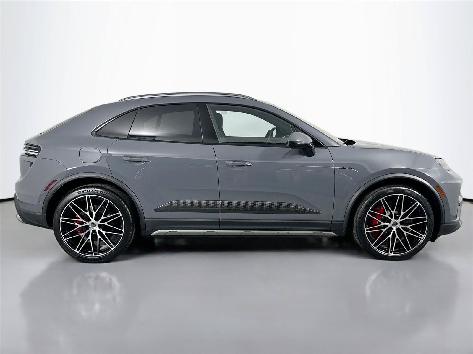 Certified 2025 Porsche Macan Turbo Electric AWD/4WD image 8