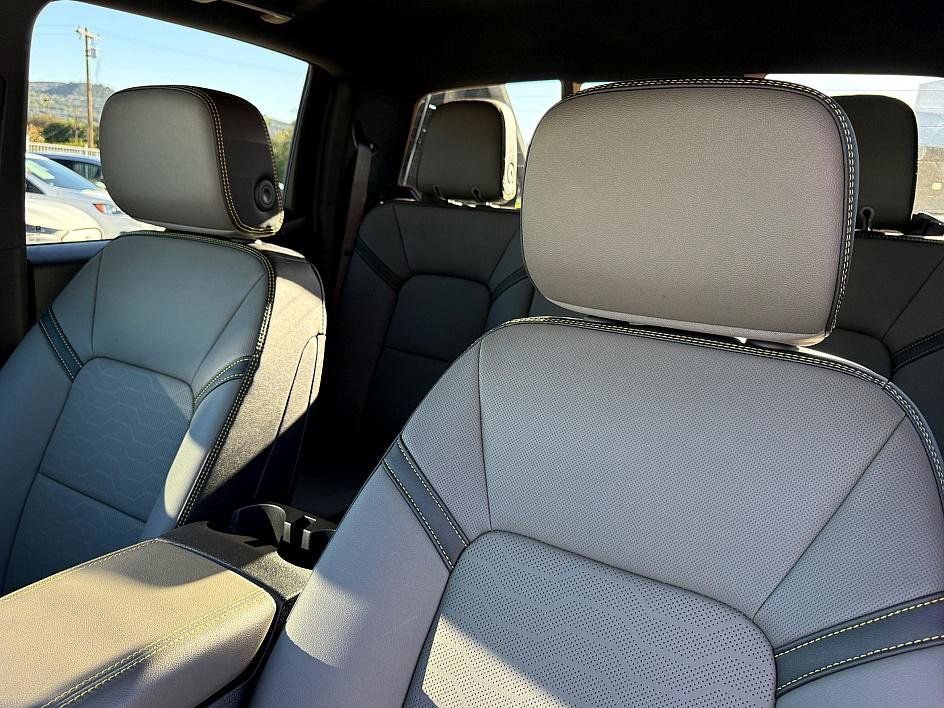 Used 2025 Chevrolet Colorado ZR2 w/ Midnight Edition image 13