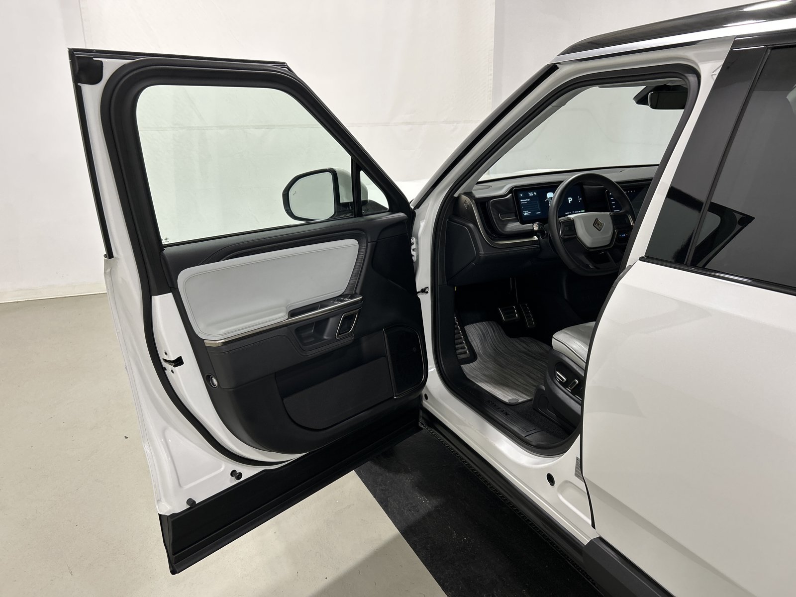 Used 2023 Rivian R1S Adventure AWD/4WD image 16
