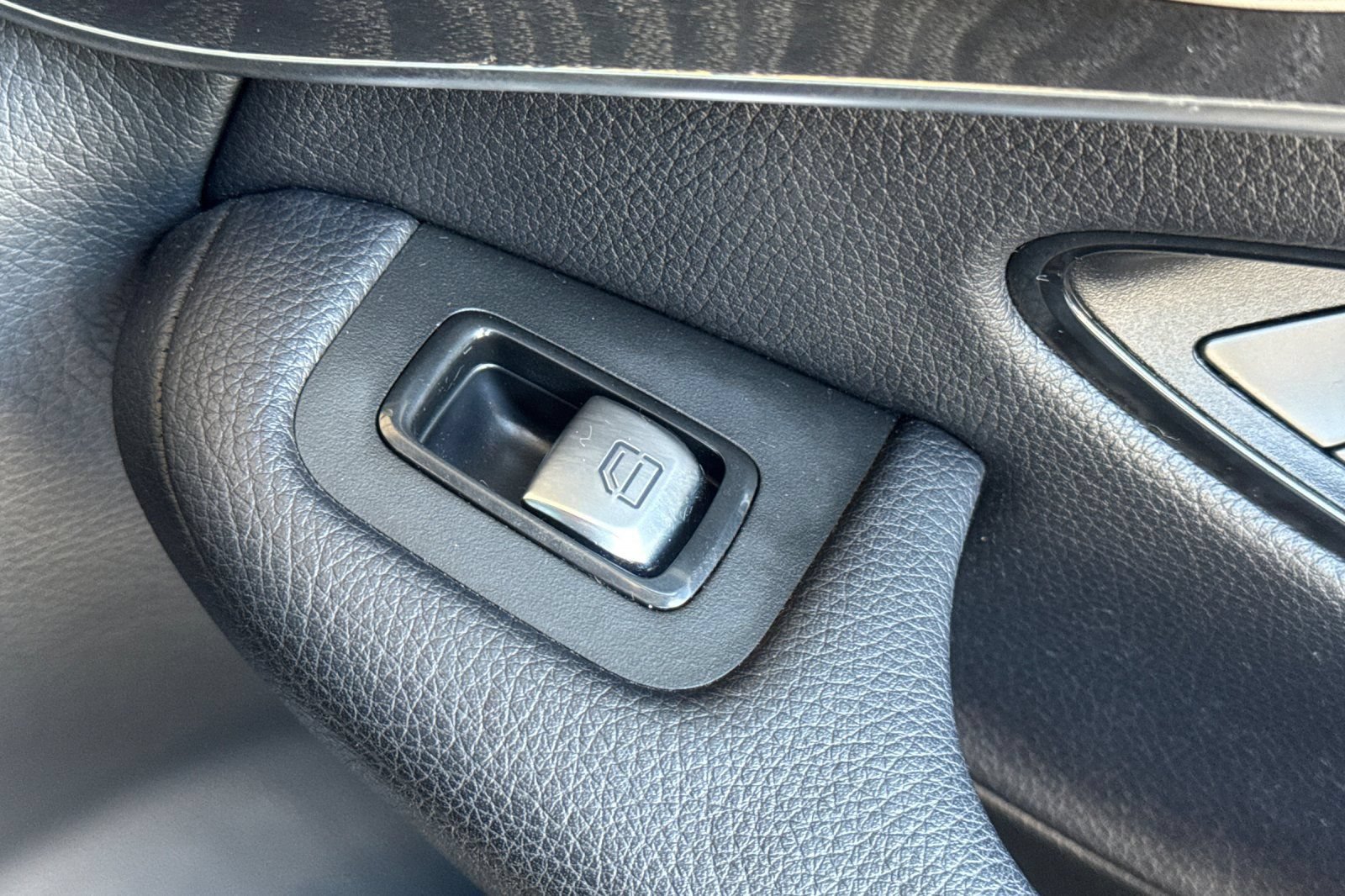 Used 2018 Mercedes-Benz GLC 350e 4MATIC image 23