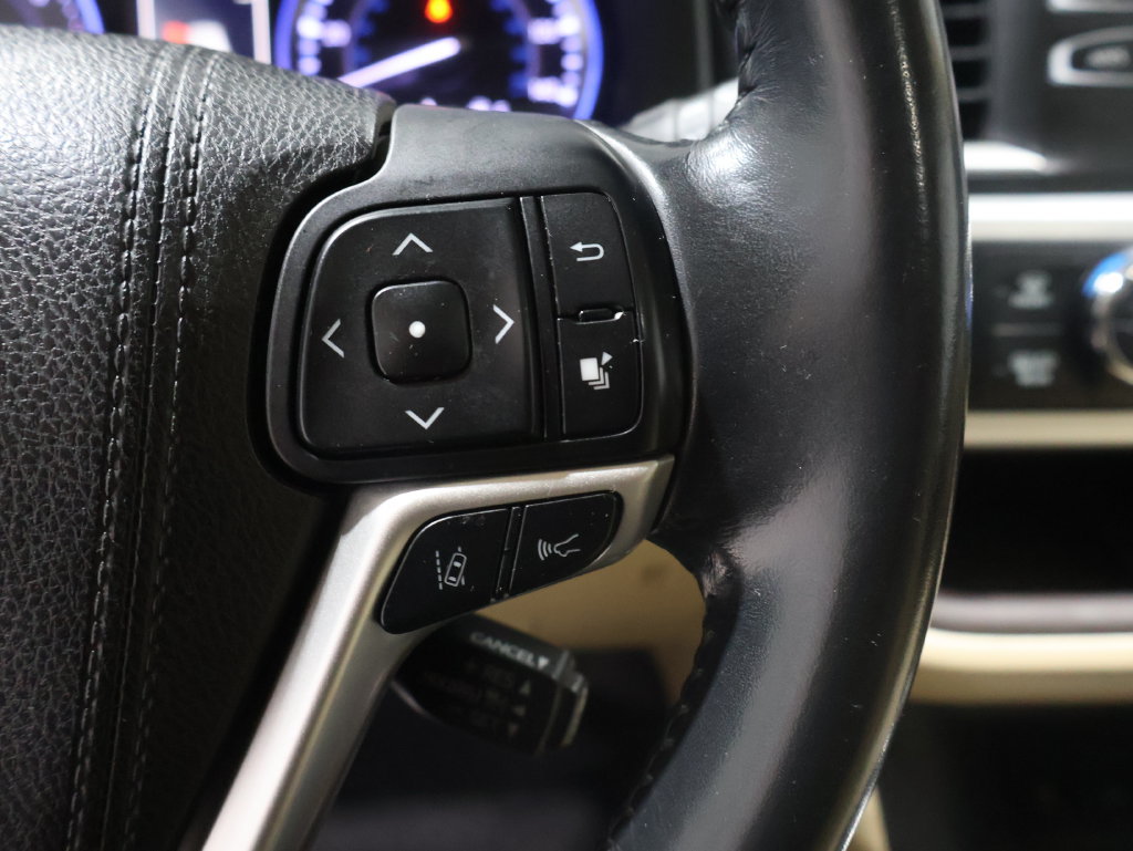 Used 2018 Toyota Highlander XLE AWD/4WD image 37