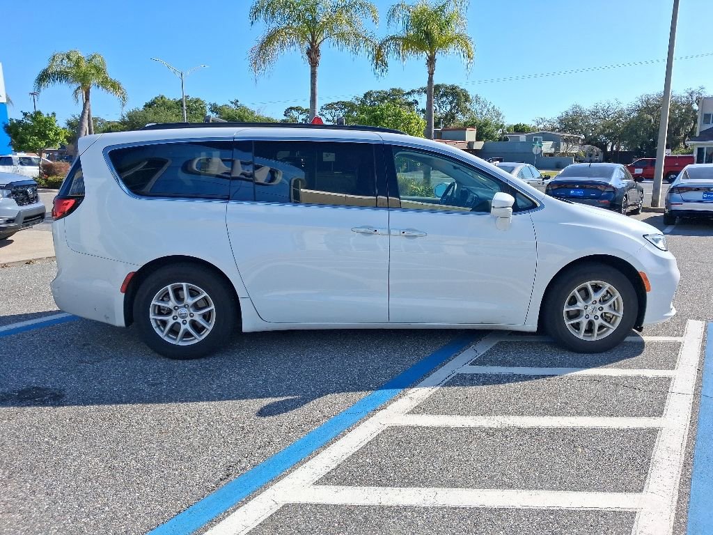 Used 2022 Chrysler Pacifica Touring-L FWD image 4