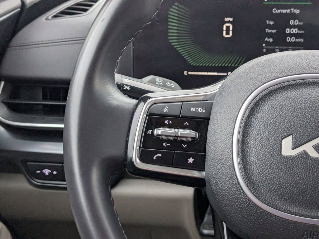 Used 2025 Kia Carnival image 16