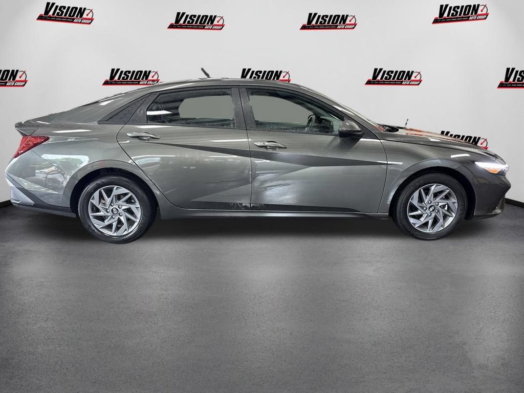 Used 2024 Hyundai Elantra SEL FWD image 4