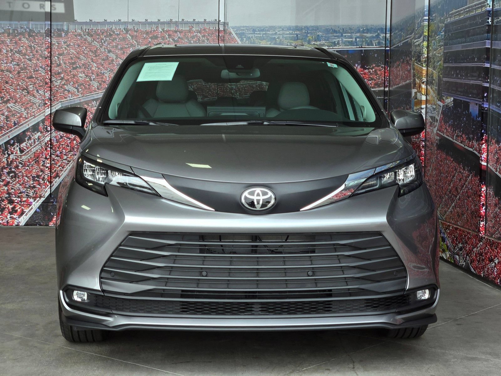 Used 2026 Toyota Sienna XLE FWD image 3