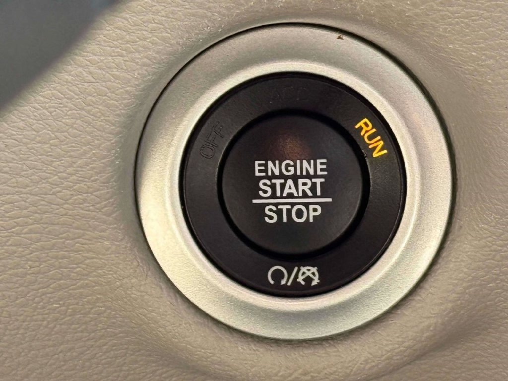 Used 2023 Chrysler Pacifica Touring-L FWD image 21