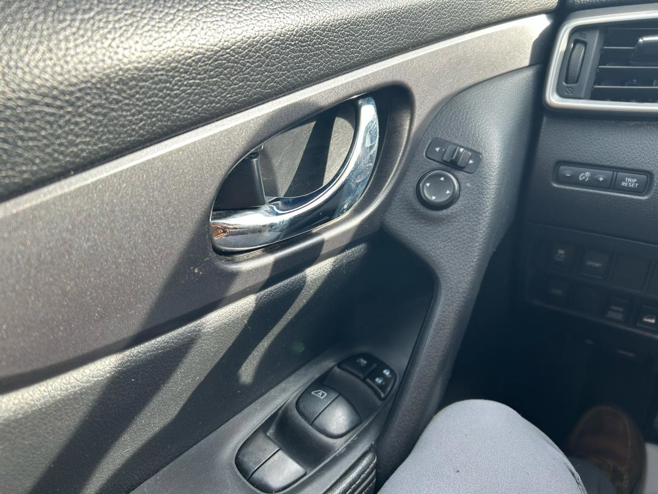 Used 2016 Nissan Rogue S image 26