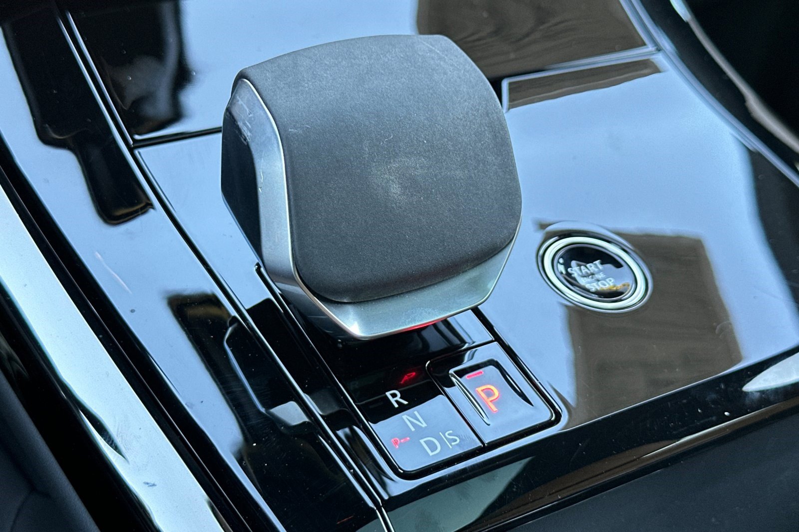 Used 2025 Land Rover Range Rover Sport SE image 24