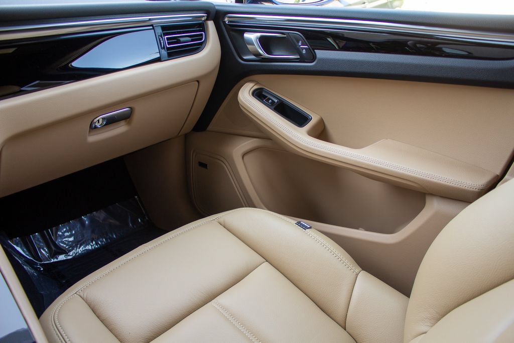 Used 2025 Porsche Macan AWD/4WD image 20