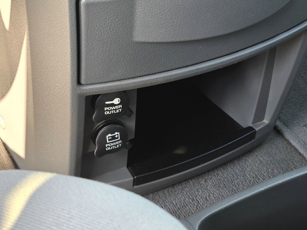 Used 2009 Chrysler Town & Country LX image 32