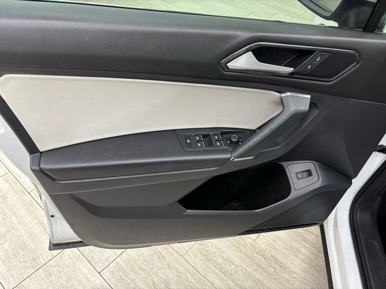 Used 2018 Volkswagen Tiguan SEL FWD image 14