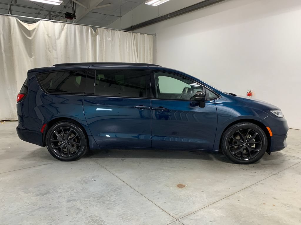 Used 2025 Chrysler Pacifica Limited FWD image 11
