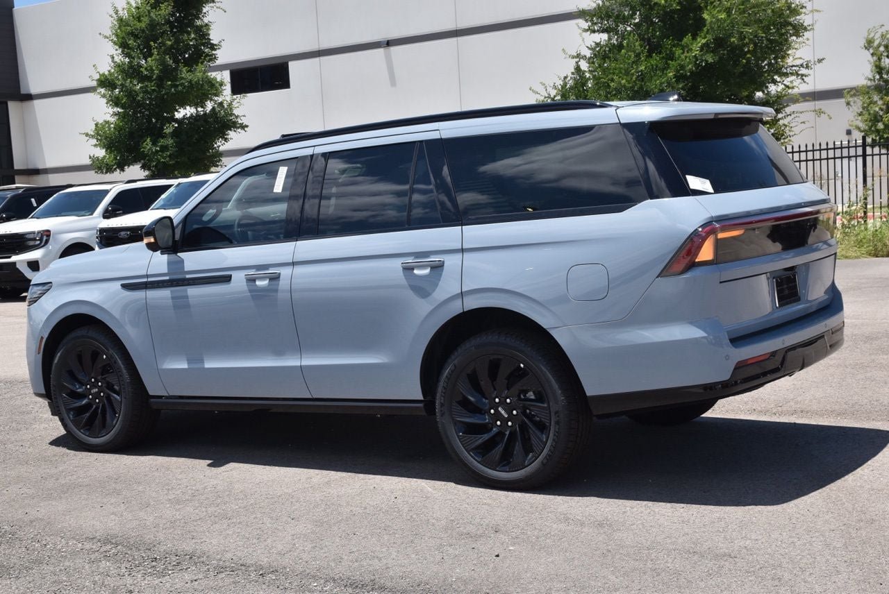 New 2026 Lincoln Navigator Reserve w/ Jet Appearance Package AWD/4WD image 10