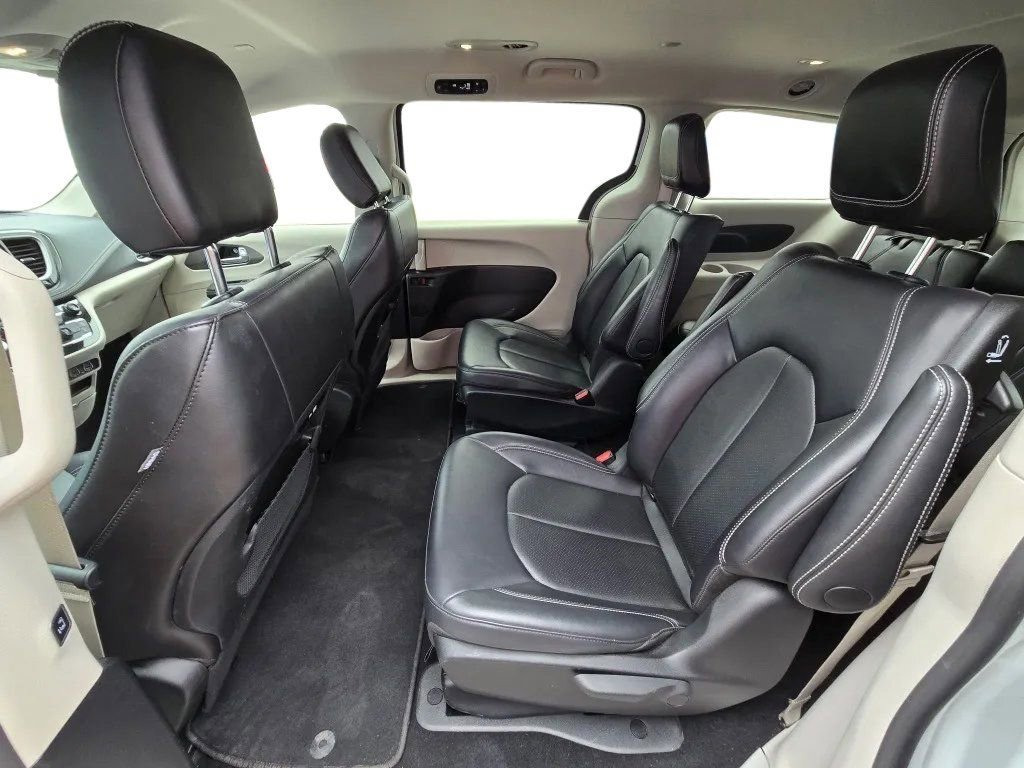 Used 2024 Chrysler Pacifica Select FWD image 28