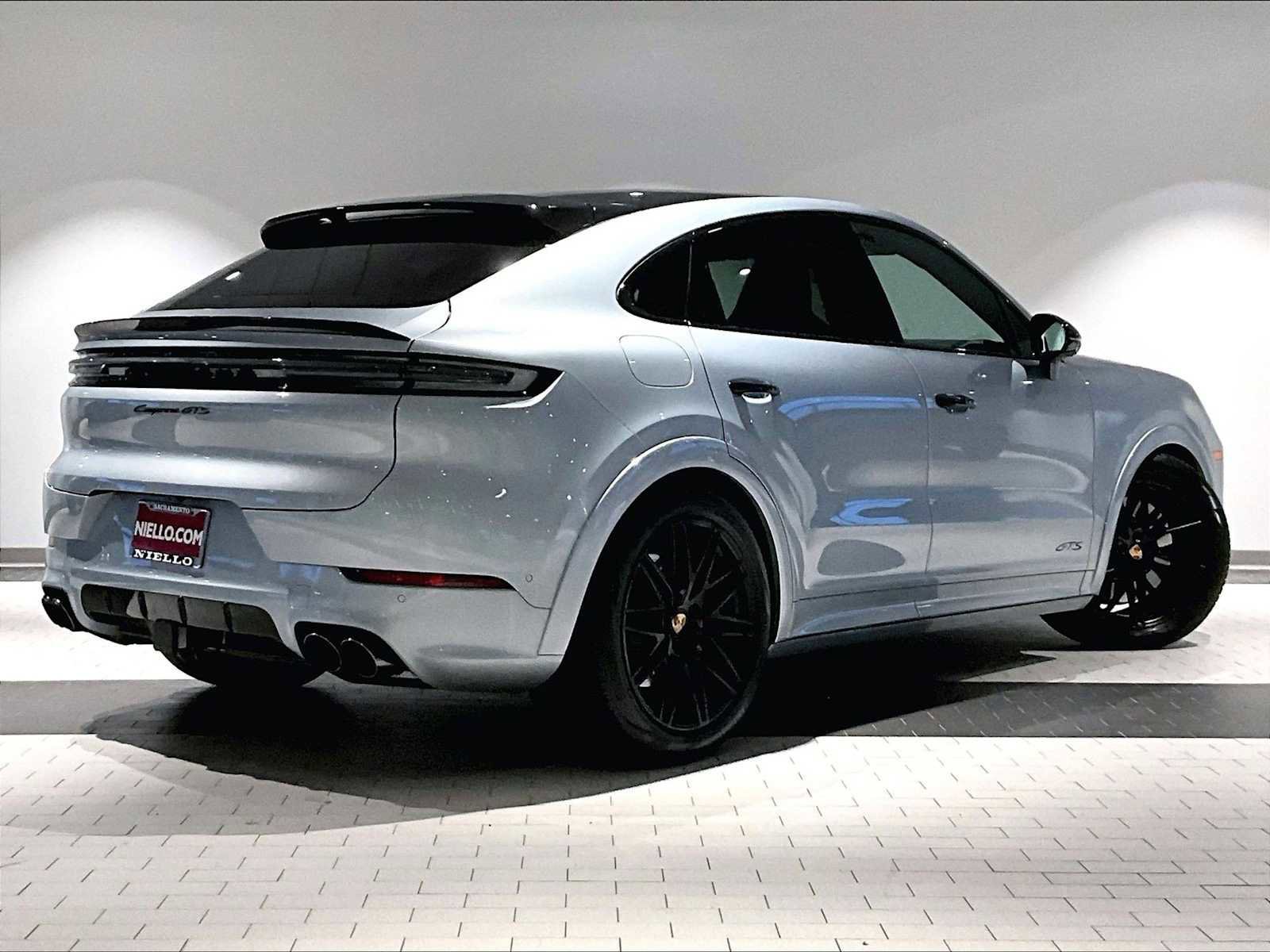 Used 2025 Porsche Cayenne GTS image 10