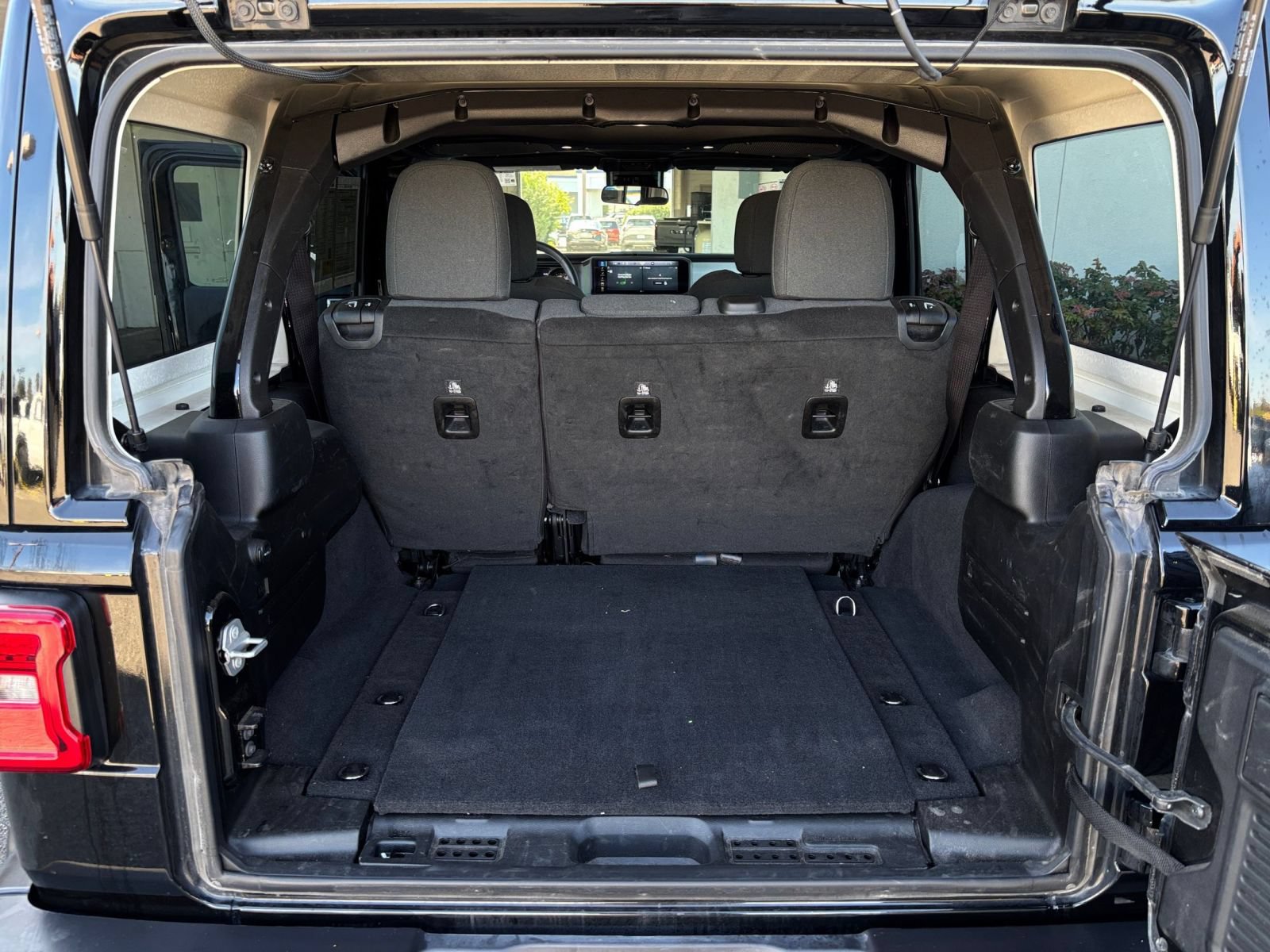 Used 2025 Jeep Wrangler Unlimited Sahara AWD/4WD image 29