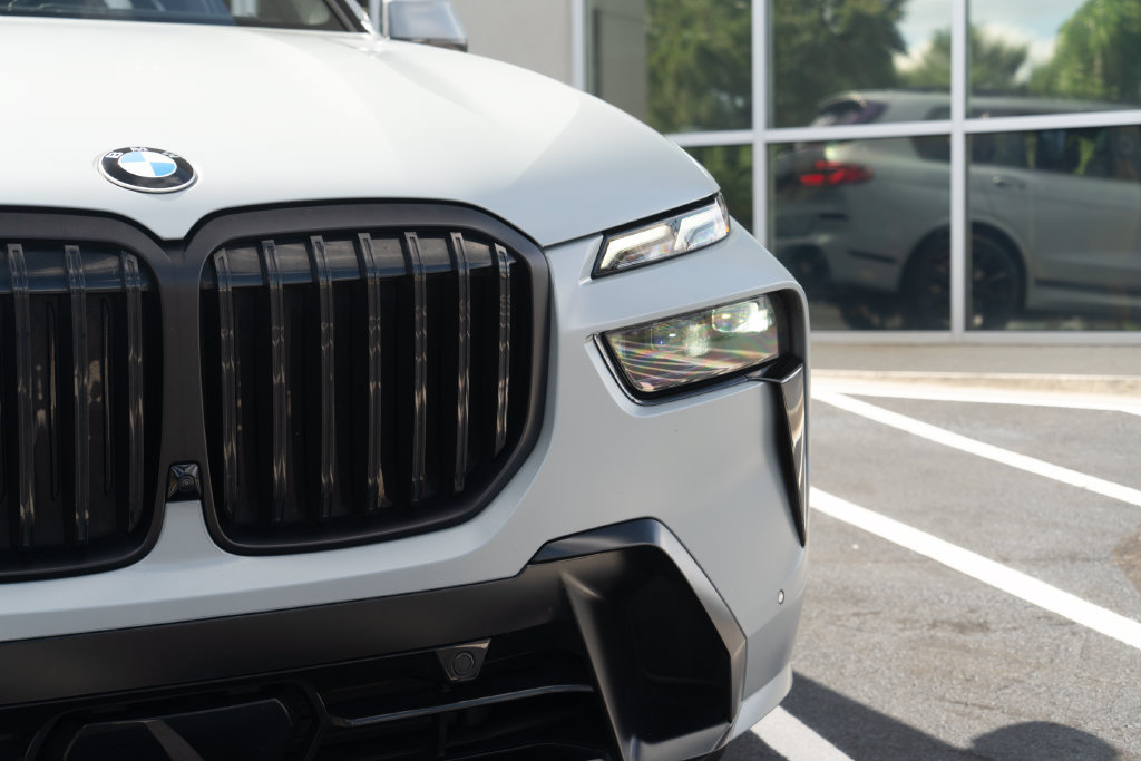 Used 2024 BMW X7 xDrive40i w/ M Sport Package AWD/4WD image 6