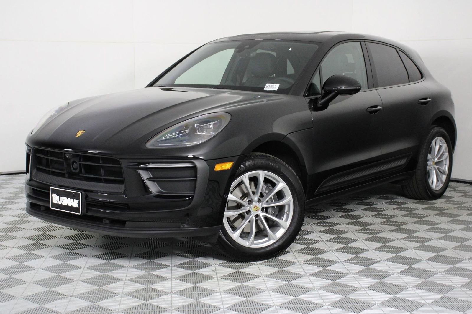 Certified 2025 Porsche Macan AWD/4WD image 35