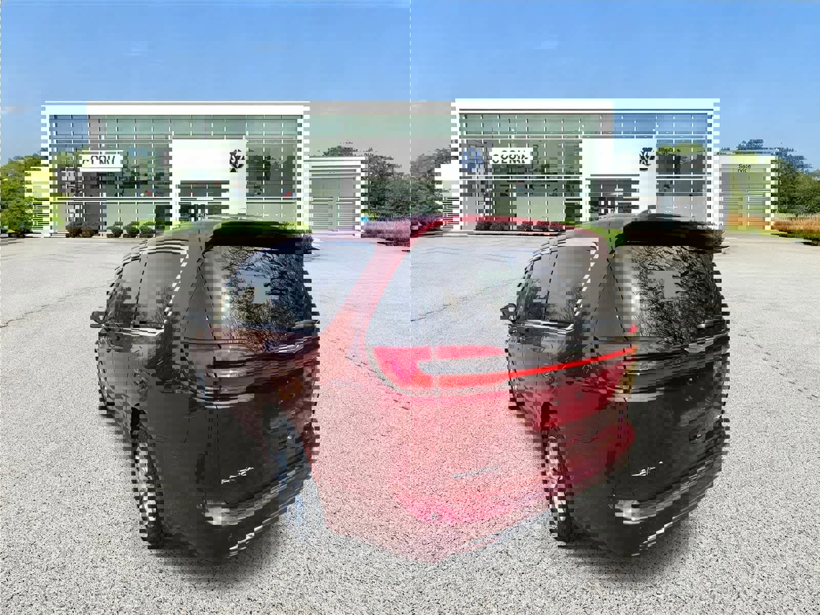 Used 2023 Chrysler Pacifica Touring-L AWD/4WD image 3