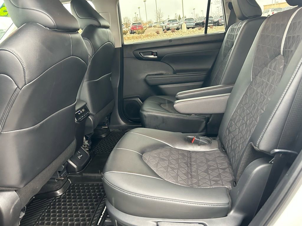 Used 2025 Toyota Highlander XLE image 25
