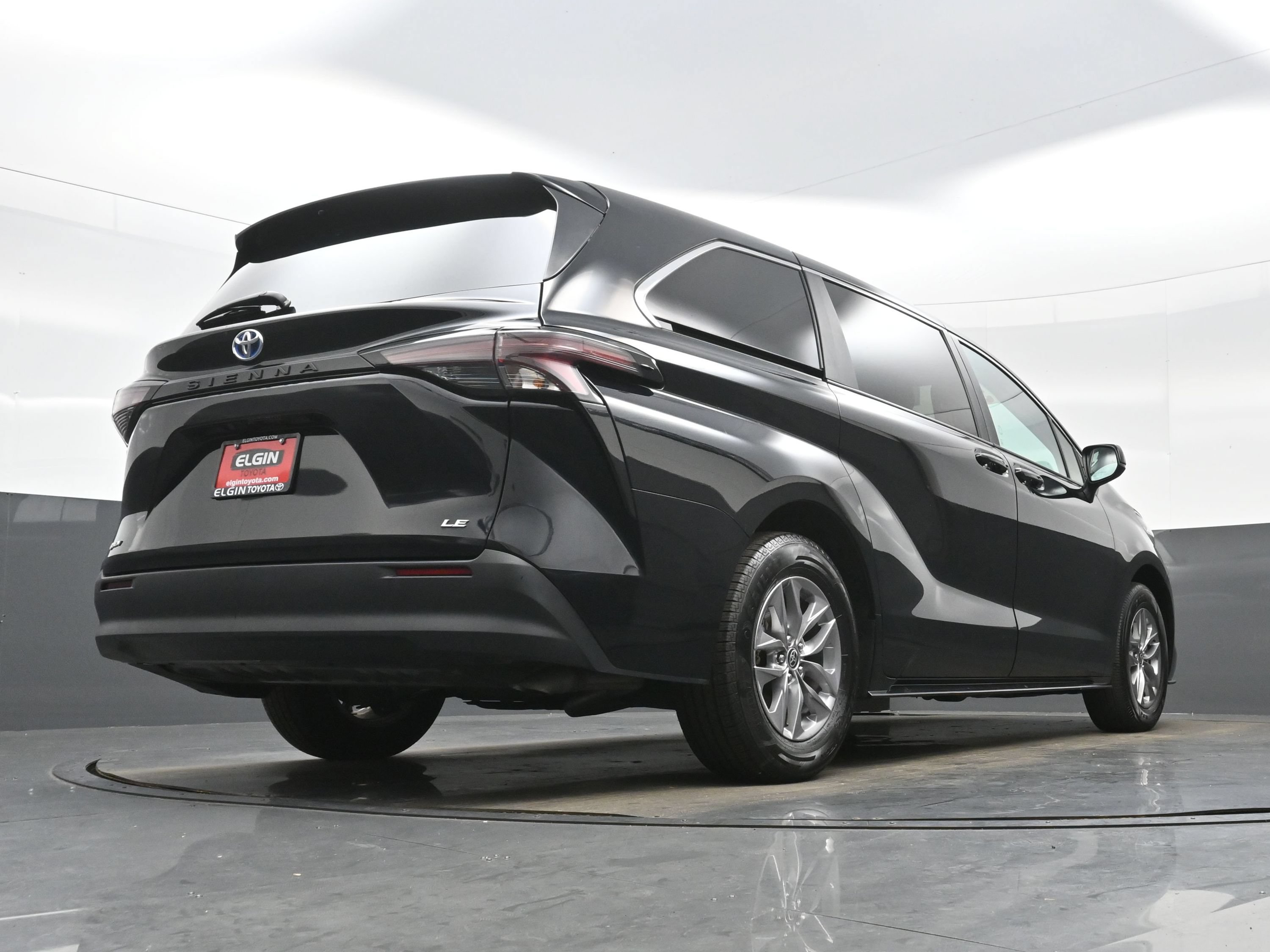 Used 2025 Toyota Sienna LE FWD image 33