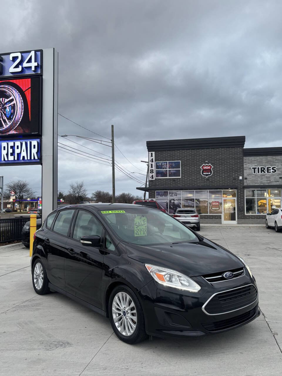 Used 2017 Ford C-MAX Energi SE w/ Equipment Group 401A image 1
