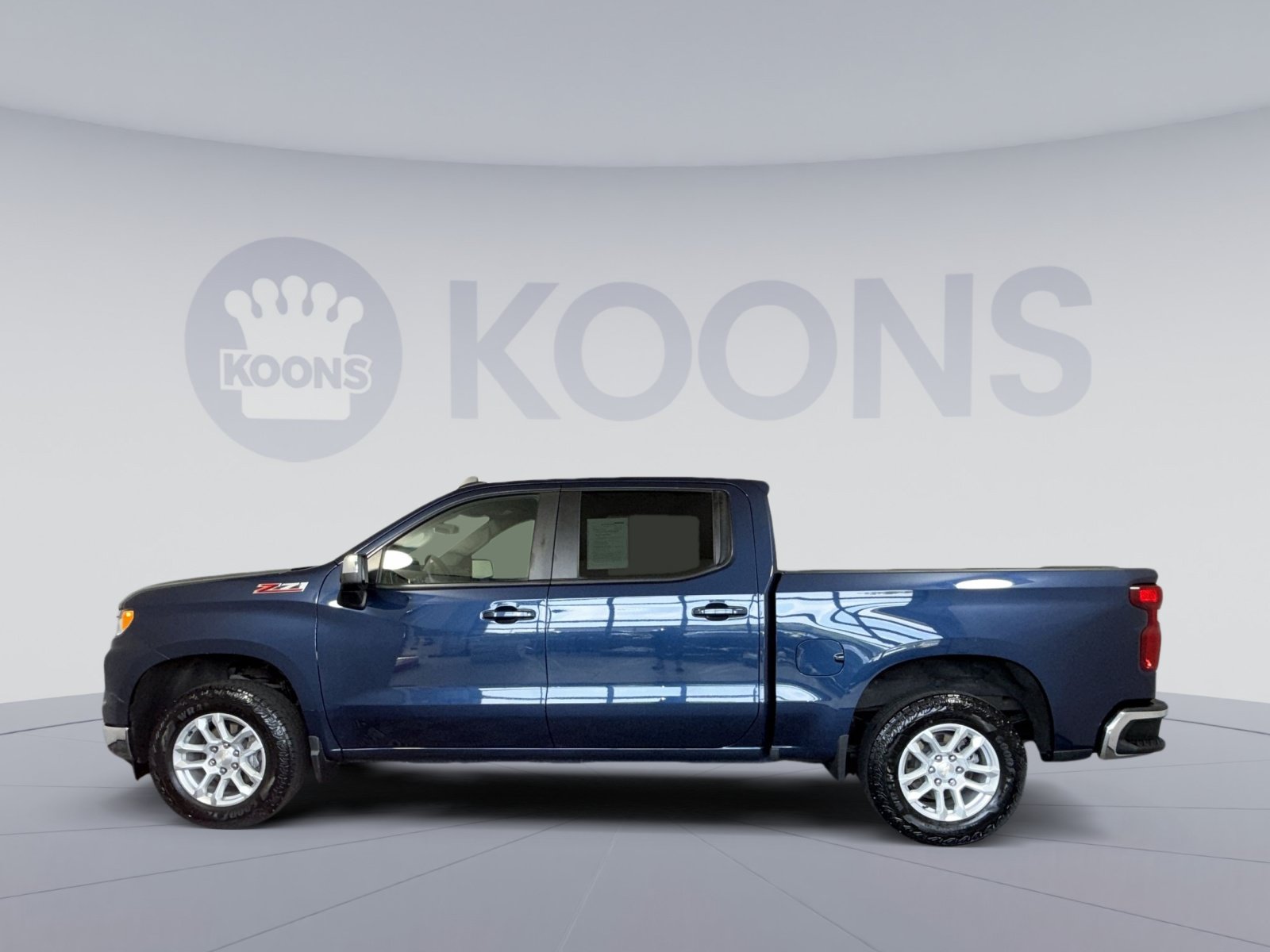 Used 2023 Chevrolet Silverado 1500 LT AWD/4WD image 2