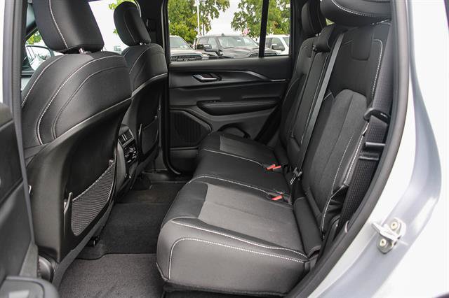 New 2025 Jeep Grand Cherokee Laredo image 17