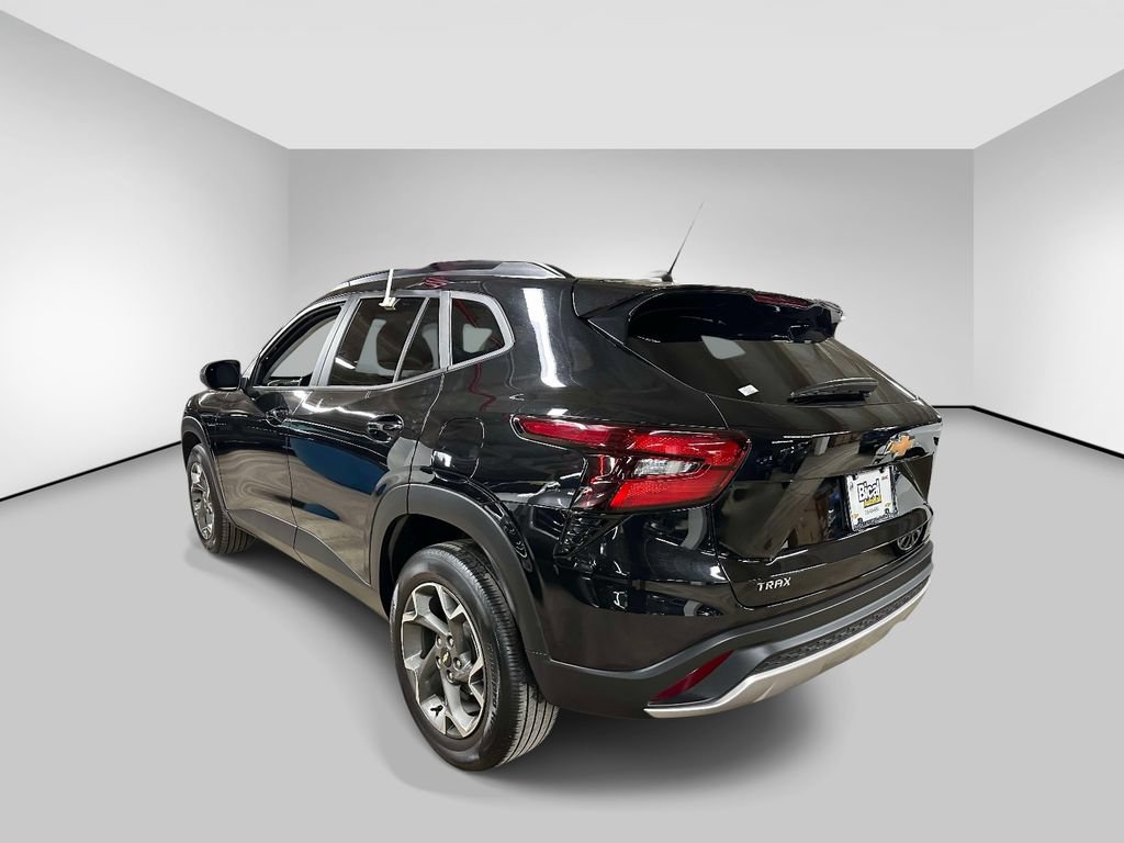 Used 2024 Chevrolet Trax LT w/ Driver Confidence Package FWD image 3