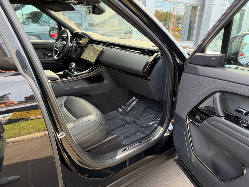 Used 2025 Land Rover Range Rover Sport SE image 31