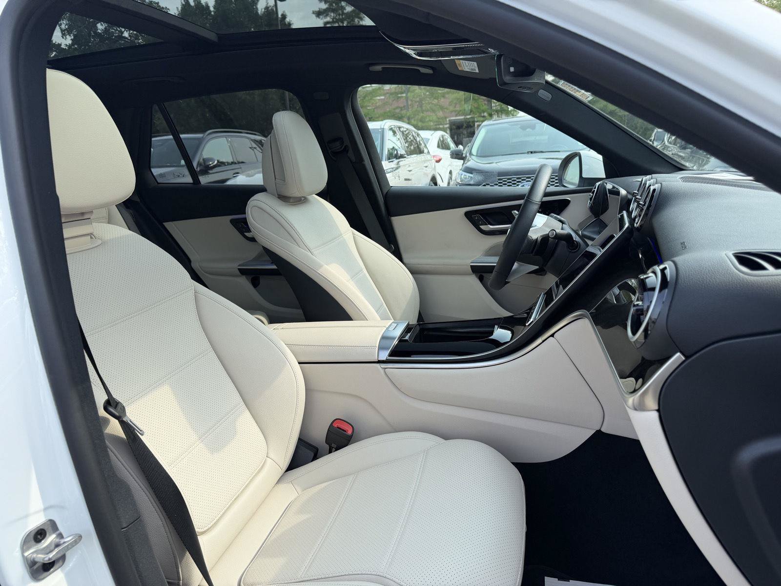 Used 2025 Mercedes-Benz GLC 300 4MATIC image 29