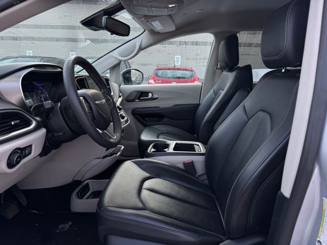 Certified 2024 Chrysler Pacifica Touring-L image 17