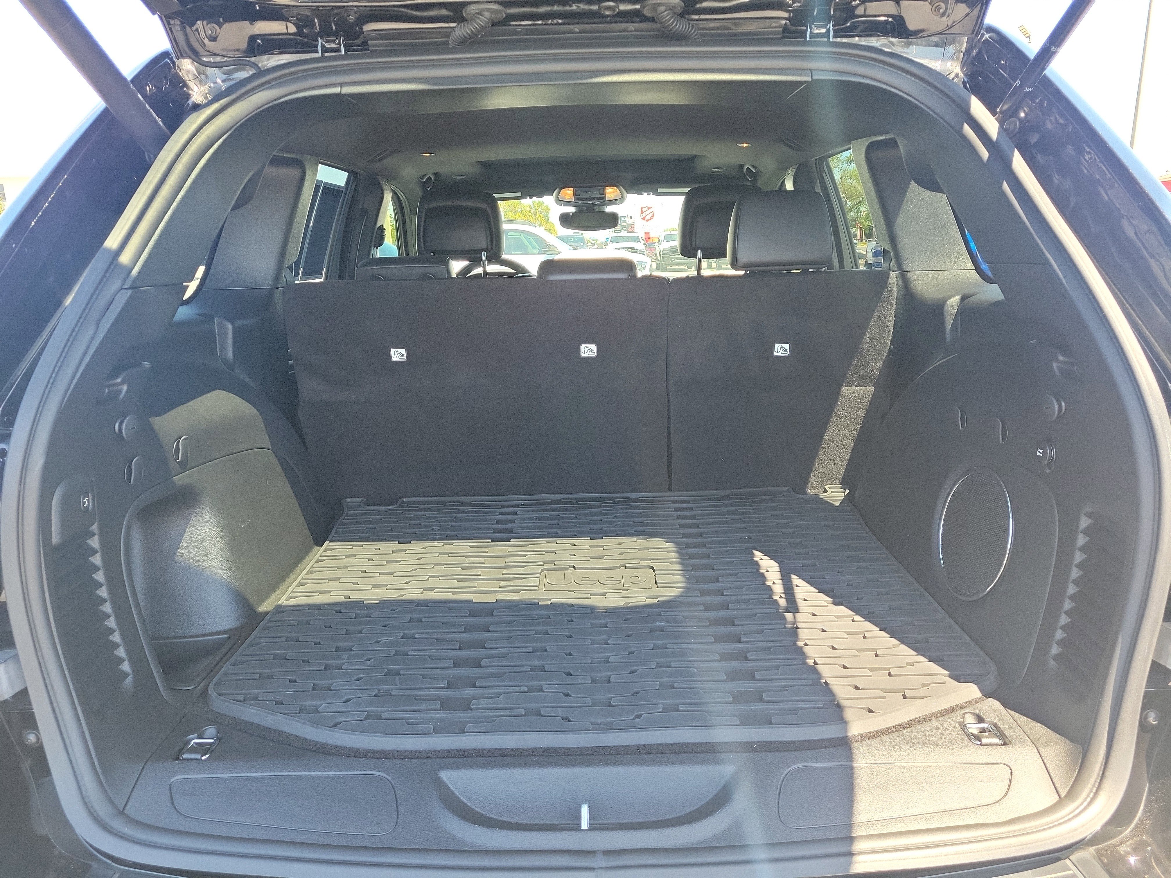 Used 2022 Jeep Grand Cherokee Laredo X RWD image 10