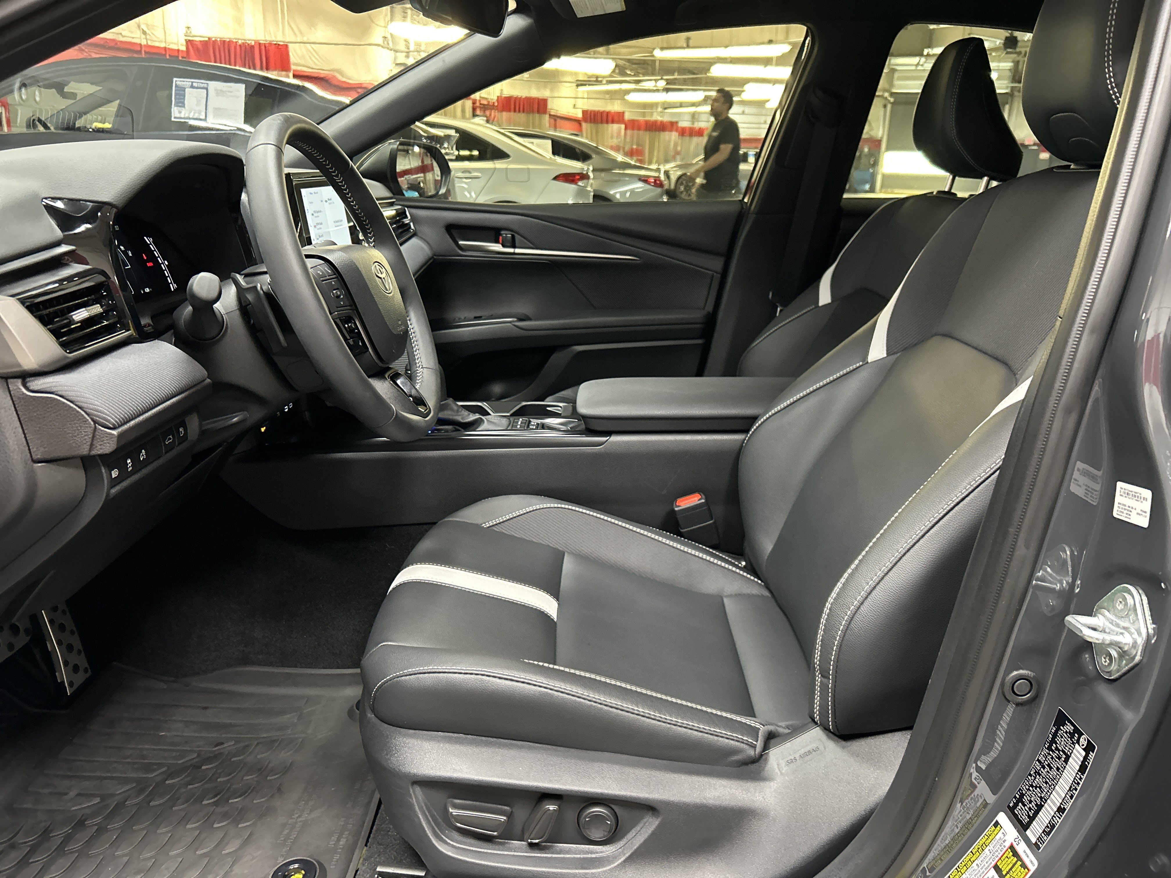 Used 2025 Toyota Camry SE w/ Convenience Package FWD image 16
