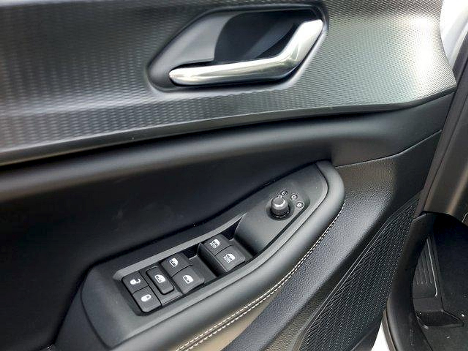 New 2024 Jeep Grand Cherokee L Altitude RWD image 11