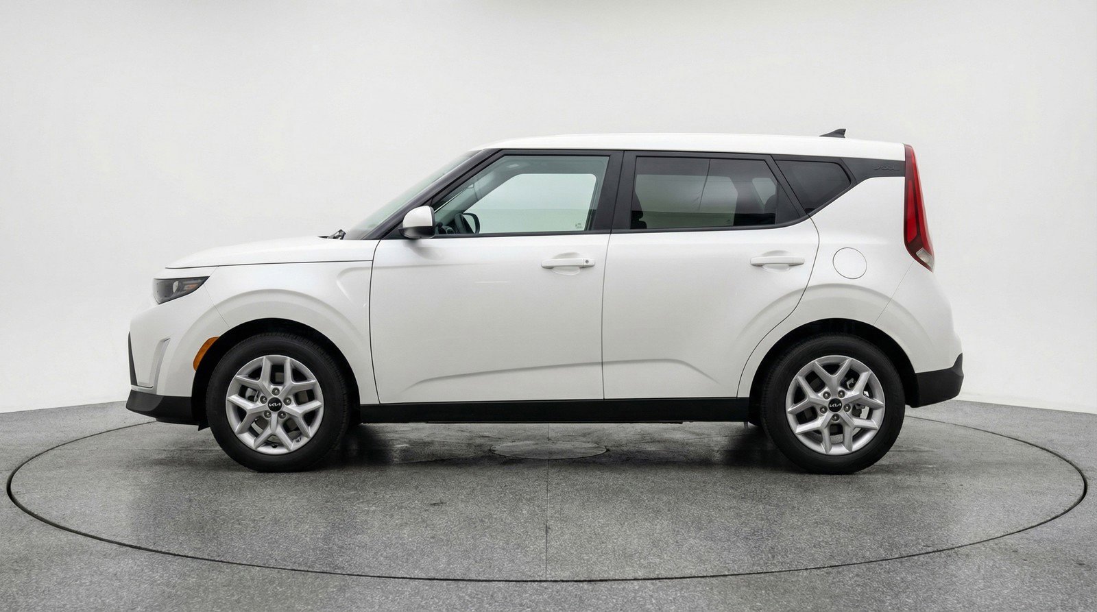 Used 2025 Kia Soul LX w/ LX Technology Package FWD image 5
