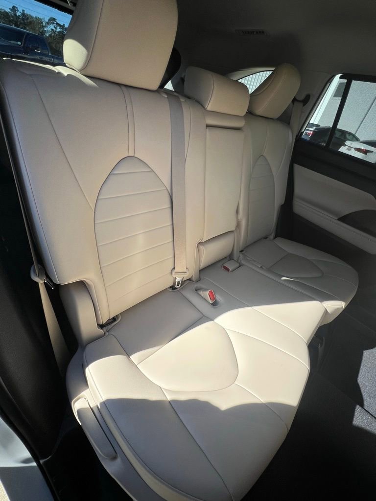 Used 2020 Toyota Highlander XLE image 18