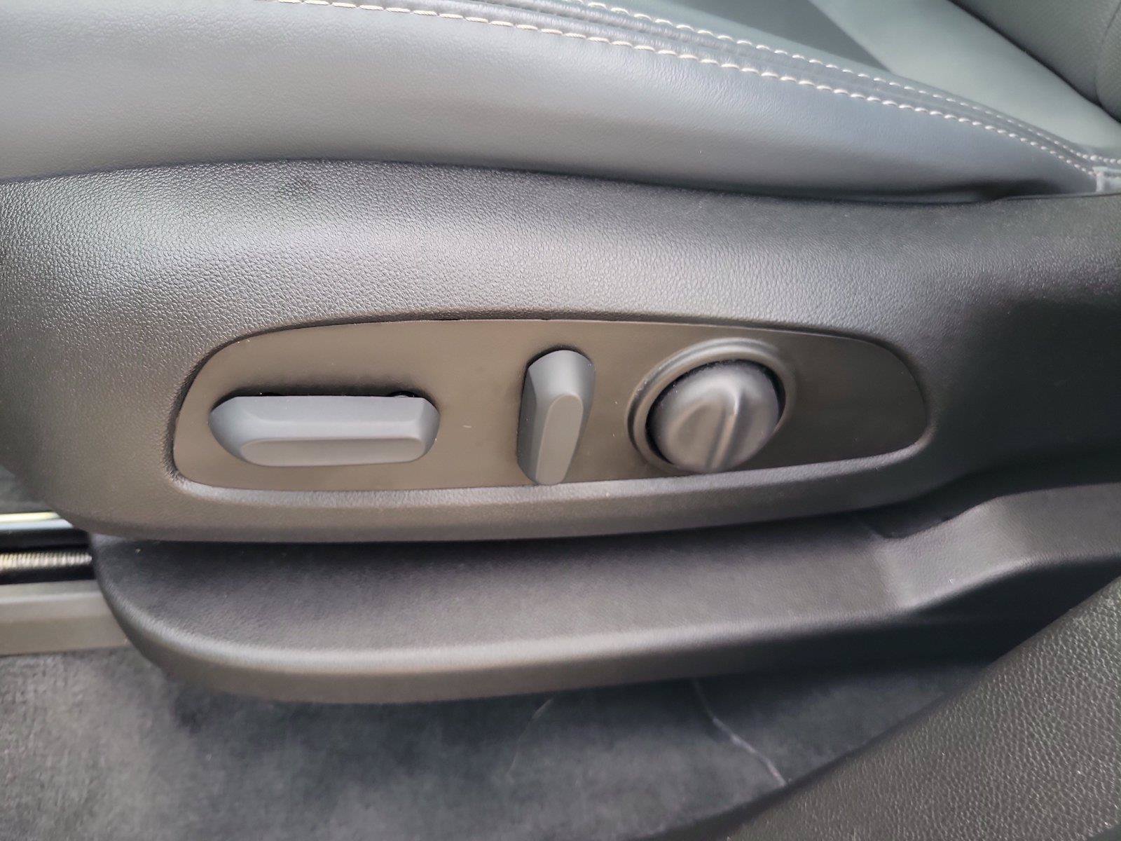 Used 2023 Buick Enclave Essence AWD/4WD image 17