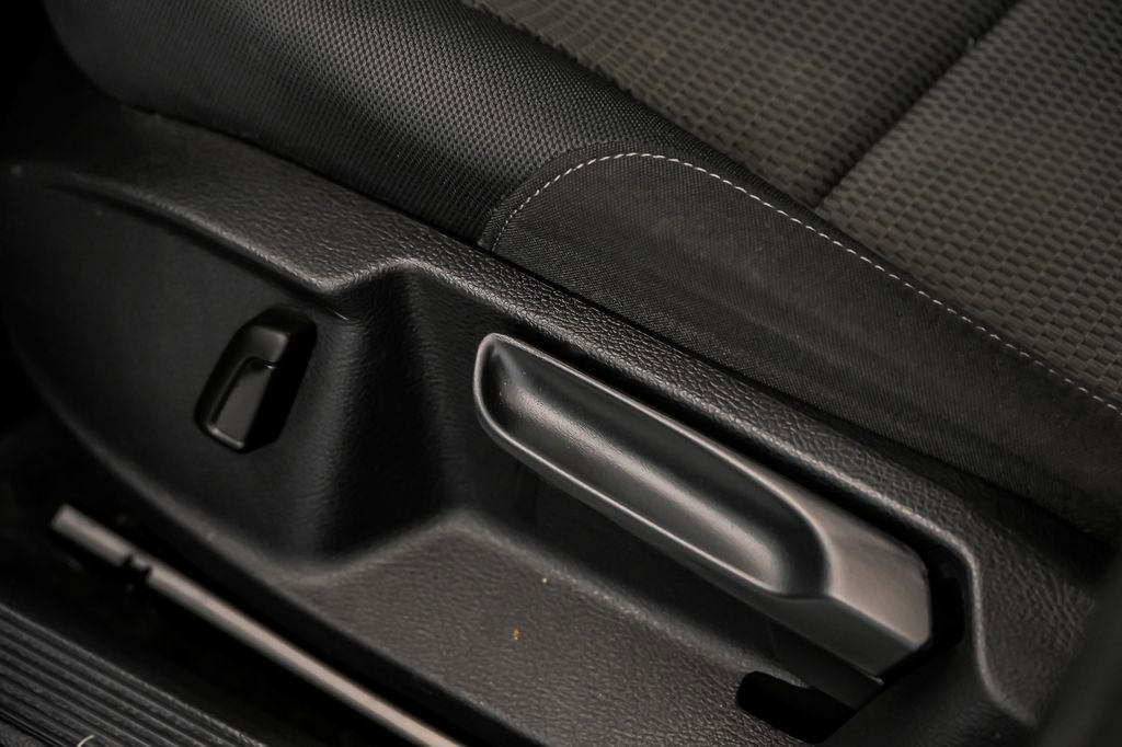 Used 2016 Volkswagen Golf S image 16